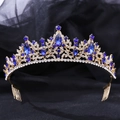 Dettaglio ravvicinato della tiara dorata con foglie, pietre blu scuro e strass brillanti - Tono Oro Strass Blu