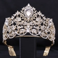 Nahaufnahme der goldenen Barockkrone für Bräute mit Kristallen und birnenförmigem Stein - Goldton Weißer Strass