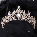 Gros plan de la couronne baroque dorée sertie de strass en cristal sur soie noire - KC Or Strass Blanc
