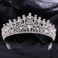 Dettaglio del diadema da sposa argento con cristalli scintillanti e pettini laterali - Con Pettine / Tono Argento Strass Bianco