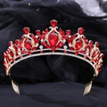 Gros plan détaillé d'une couronne de mariée baroque avec cristaux rouges et monture dorée - Or Rouge Strass