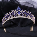 Nahaufnahme der goldenen Brautkrone mit dunkelblauen Strasssteinen und Mikro-Pave-Kristallen - KC Gold mit blauen Strasssteinen