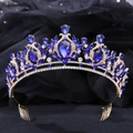 Détail d'un diadème de mariée doré orné de cristaux bleu foncé et de strass brillants - Or avec pierre bleue