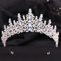 Vue détaillée d'une couronne baroque ornée de strass bleu gelée et de gemmes en cristal - Argent Strass Blanc Opale Bleue (H1269)