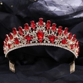 Dettaglio corona barocca dorata con gemme rosse e pettini laterali per fissaggio - Con Pettine / Pettine in Oro KC Strass Rossi
