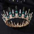 Dettaglio corona vintage dorata con pietre a goccia verde smeraldo e diamanti bianchi - Oro con strass verdi