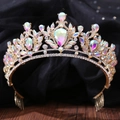 Couronne de mariée baroque avec cristaux bleus et strass sur surface en bois - Or Strass AB