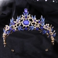 Vue détaillée de la couronne baroque dorée avec feuilles de cristal bleu et strass - Or avec strass bleus
