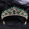 Dettaglio macro della tiara nuziale barocca con cristalli smeraldo e base dorata a foglie - Con Pettine / Tono Oro Strass Verde