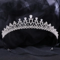 Dettaglio della corona da sposa argento con fiori in zircone e cristalli a goccia lucidi - Argento (Zircone Bianco)
