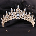 Détail d'une couronne baroque de mariée avec cristaux bleus et strass sur base dorée - Or Strass Blanc Opale Bleue (H1269)
