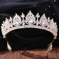 Detailaufnahme einer goldenen Brautkrone mit Kristallen und integrierten Haarkämmen - Gold Weißer Strass (H1346)
