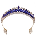 Dettaglio della tiara dorata con gemme blu intenso e pettini per capelli sicuri - Tono Oro Strass Blu