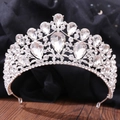 Dettaglio corona da sposa lussuosa con cristalli scintillanti su velluto nero elegante - Argento Spesso Strass Bianchi
