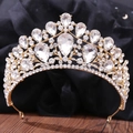 Dettaglio della corona nuziale dorata con cristalli a goccia e strass bianchi luccicanti - Oro KC Strass Bianchi