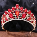 Vista dettagliata della corona dorata di lusso con strass rossi a goccia rubino - KC Oro Strass Chiaro e Rosso