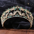 Dettaglio corona a farfalla vintage dorata con cristalli verdi su tulle nero di classe - Modello Oro Strass Chiaro e Verde
