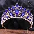Dettaglio corona da sposa dorata con gemme a goccia blu scuro e strass scintillanti - KC Oro Strass Chiaro e Blu