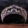 Dettaglio della corona nuziale dorata con gemme blu e design a farfalla raffinato - Oro KC Bianco e Strass Blu Zaffiro