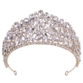 Dettaglio della lussuosa corona da sposa dorata con strass di cristallo multi-forma - Oro KC Strass Bianchi