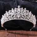 Dettaglio ravvicinato di una corona da sposa barocca in argento con strass a forma di pera - Argento Spesso Strass Bianchi