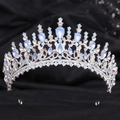 Détail du diadème de mariée argenté avec cristaux goutte bleu clair sur fond noir profond - Argent Blanc Opale Bleue (H1349)