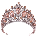 Détail macro des cristaux champagne en poire et des motifs de couronne baroque rose doré - Cuivre antique avec strass blancs et pêche