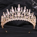 Gros plan d'une couronne dorée avec cristaux roses en forme de poire et strass - Or Strass Blanc Opale Rose (H1349)