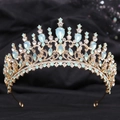 Primer plano de corona barroca dorada con cristales azul claro y pedrería en tela negra - Oro Diamante Blanco Opale Verde (H1349)