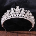 Dettaglio corona da sposa con motivi a foglia e strass a goccia su base in lega argento - Argento Spesso Strass Bianchi