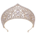 Dettaglio della corona da sposa dorata con strass scintillanti e cristalli a goccia - Stile Strass Bianchi Base Oro