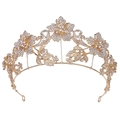 Dettaglio di un diadema da sposa dorato con strass luccicanti e accenti a forma di foglia - Oro KC Strass Bianchi