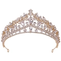 Dettaglio ravvicinato della corona da sposa dorata di lusso con cristalli a goccia d'acqua - Oro KC Strass Bianchi