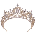 Détail d'une couronne de mariée en alliage doré avec motifs évidés et strass scintillants - KC Or Strass Blanc