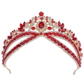 Dettaglio della corona nuziale dorata con strass rossi scintillanti dal design a raggiera - KC Oro Strass Chiaro e Rosso