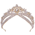 Dettaglio della corona nuziale con placcatura in oro e strass scintillanti di lusso - Oro KC Strass Bianchi