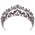 Detailansicht der Vintage Brautkrone mit dunklen Straßsteinen und Schmetterlingsmotiven - Antik-Silber + Weiß + Klar Schwarz Strass