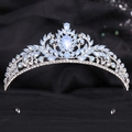 Nahaufnahme der Brautkrone mit blauen Opalsteinen und Kristallen auf schwarzem Grund - Silber Blauer Kristall