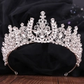Dettaglio corona da sposa in argento con cristalli su fondo di velluto nero - Argento Spesso Strass Bianchi