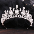 Barocke Brautkrone mit tropfenförmigen Strasssteinen auf schwarzem Tüll-Hintergrund - Dickes Silber Weißer Strass