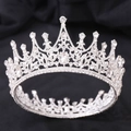 Detailaufnahme einer silbernen Brautkrone mit funkelnden Kristallen auf schwarzem Stoff - Silber Klarer Strass