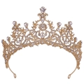 Nahaufnahme der goldenen Brautkrone mit birnenförmigen Strasssteinen und Blumen - Gold Weißer Zirkon
