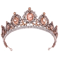 Details einer Barock-Krone mit champagnerfarbenen Edelsteinen und weißen Strasssteinen - Antikes Kupfer mit weißen und pfirsichfarbenen Strasssteinen