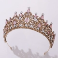 Vista detallada de cristales rosas y perlas en la corona barroca dorada para novias - Oro Antiguo Champán Rosa Claro Jelly (H1382)