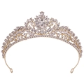 Dettaglio del diadema barocco dorato con finitura in metallo e cristalli a goccia lucidi - Oro KC con strass bianchi