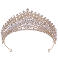 Makro-Detail der luxuriösen goldenen Brautkrone mit Tropfenkristallen und Strasssteinen - Gold Strass (H1378)