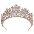 Detailansicht der goldenen Brautkrone mit funkelnden Blattkristallen und feinen Straßsteinen - KC Gold Weißer Strass