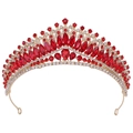 Makro-Detail der luxuriösen Barock-Brautkrone mit roten Kristallen und Goldfassung - Gold Weiß Rot Strass (H1378)