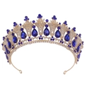 Dettaglio della corona da sposa dorata con pietre blu a goccia e micro-diamanti bianchi - KC Oro Strass Chiaro e Blu