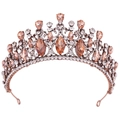 Makroaufnahme der barocken Vintage-Brautkrone mit Champagnerkristallen und Roségold-Legierung - Antik Kupfer Weißer und Pfirsichfarbener Strass